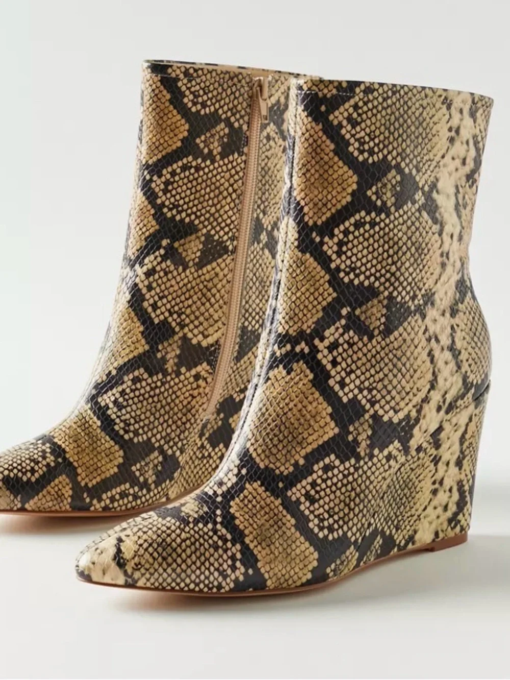NWOB Snake-Print Wedge Leather Ankle Boots in Beige/Black Matisse size 9